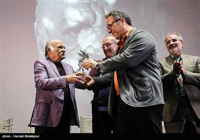 اهداء تندیس جشنواره جهانی فیلم فجر به علی‌اکبر صادقی نقاش پیشکسوت توسط سیدرضا میرکریمی دبیر جشنواره
