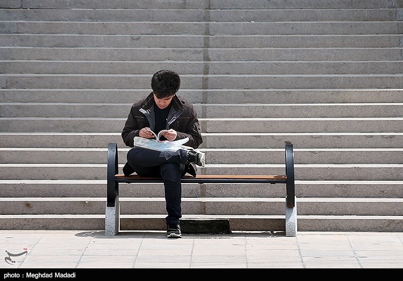 فيديو وصور.. أكثر من 400 ألف كتاب في معرض طهران الدولي الـ32