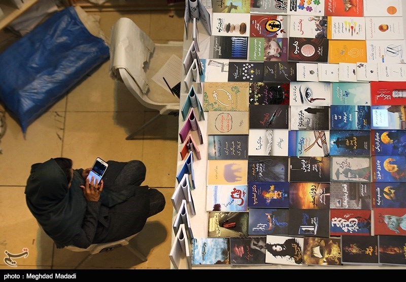 فيديو وصور.. أكثر من 400 ألف كتاب في معرض طهران الدولي الـ32