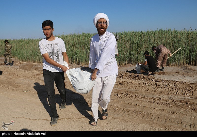 گروه‌های جهادی طلاب به کمک کشاورزان سیل‌زده خوزستانی شتافتند + فیلم