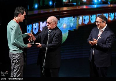 تقدیر از برگزیدگان سی‌وهفتمین جشنواره جهانی فیلم فجر توسط پل ژوزف شریدر کارگردان و فیلمنامه‌نویس آمریکایی
