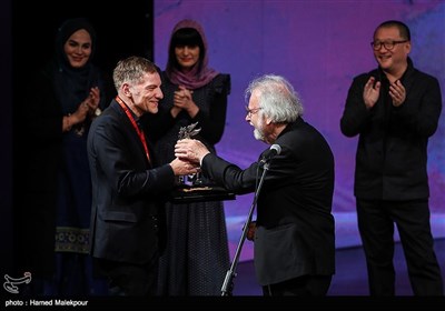 تقدیر از برگزیدگان سی‌وهفتمین جشنواره جهانی فیلم فجر توسط پیتر فلایشمان عضو هیئت داوران