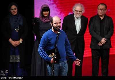 اهدای دیپلم افتخار بهترین بازیگر مرد سی‌وهفتمین جشنواره جهانی فیلم فجر به علی مصفا برای فیلم «جهان با من برقص»