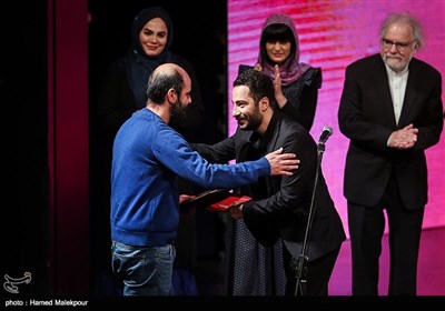 اهدای دیپلم افتخار بهترین بازیگر مرد سی‌وهفتمین جشنواره جهانی فیلم فجر به علی مصفا برای فیلم «جهان با من برقص» توسط نوید محمدزاده