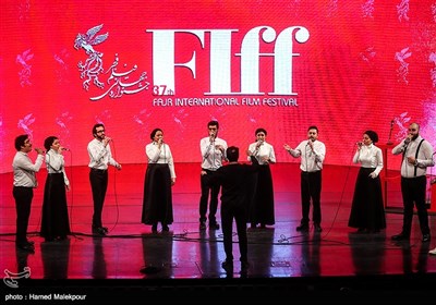 اجرای موسیقی در مراسم اختتامیه سی‌وهفتمین جشنواره جهانی فیلم فجر