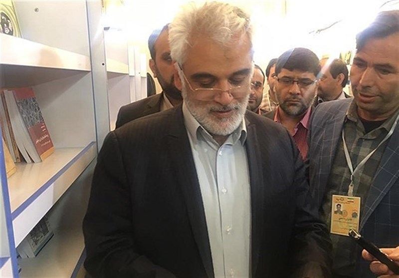 بازدید طهرانچی از نمایشگاه کتاب