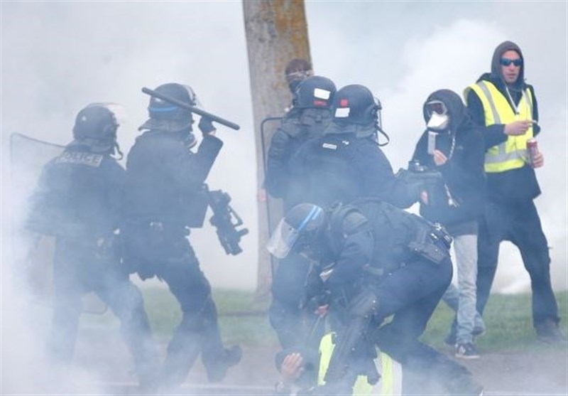 4 Police Injured in Clashes with Protesters Ahead of G7