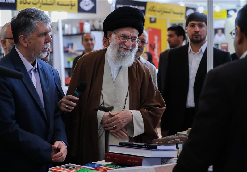 بازدید رهبر انقلاب از نمایشگاه کتاب تهران+ فیلم