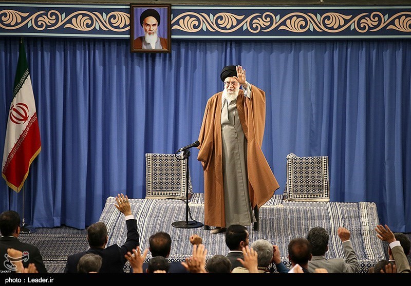 امام خامنه‌ای در دیدار معلمان: می‌خواهند با اجرای &quot;2030&quot; برای آمریکا و انگلیس سرباز درست کنند