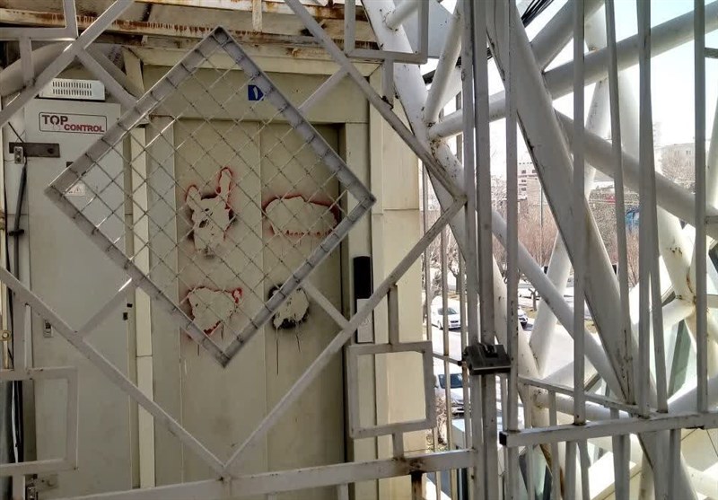 گزارشی برای مسئولان شهری همدان؛ وقتی درب آسانسورهای ‌پل عابر پیاده قفل است