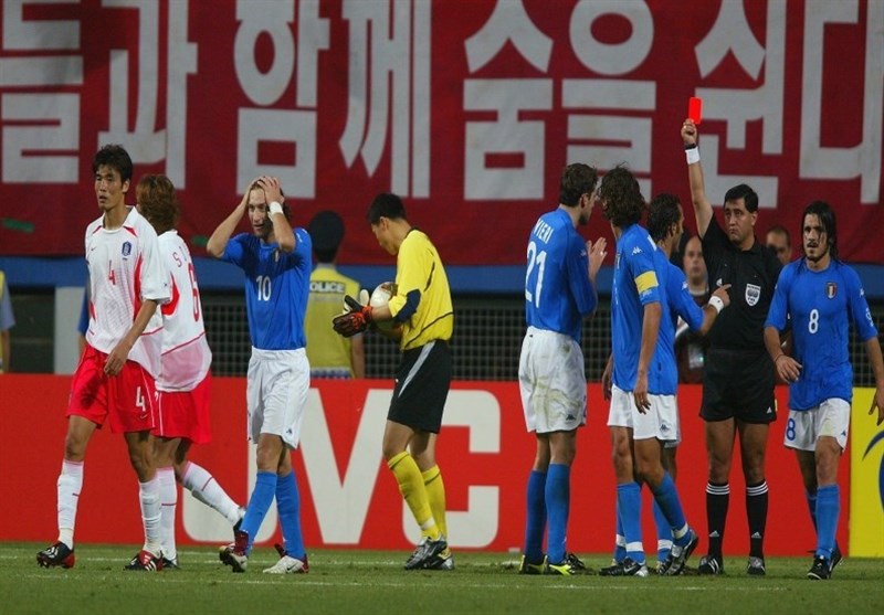فوتبال جهان| داور بازی معروف ایتالیا - کره جنوبی: اشتباه کردم اما عذرخواهی نمی‌کنم/ ایتالیا به بزدلی تراپاتونی باخت!