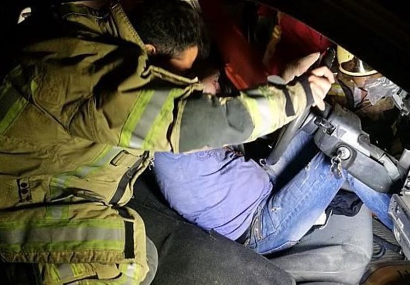 حبس راننده پراید پس از تصادف با تیر چراغ برق + تصاویر