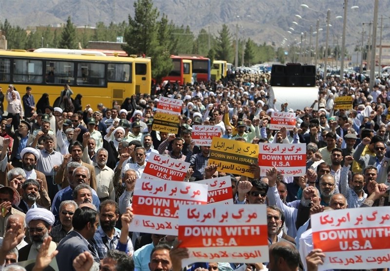 تظاهرات نمازگزاران بیرجندی در حمایت از تصمیم برجامی ایران و محکومیت بدعهدی غرب