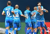 دریافت نخستین جام قهرمانی لیگ برتر روسیه توسط سردار آزمون در ورزشگاه جام جهانی 2018