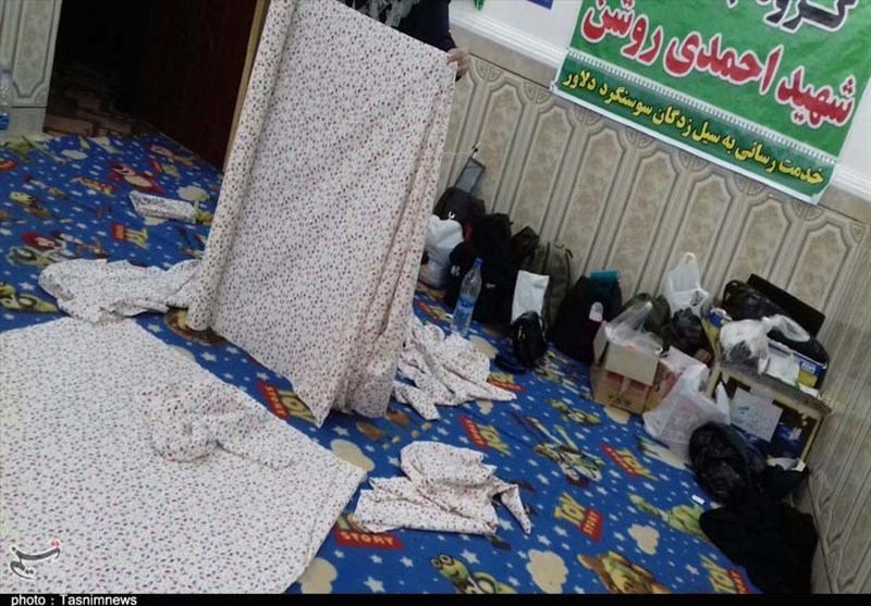 خدمات‌رسانی گروه جهادی شهید «احمدی روشن» به سیل‌زدگان خوزستان + تصویر