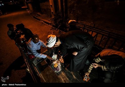 توزیع وعده های افطار و سحر در منطقه سیل زده بامدژ 