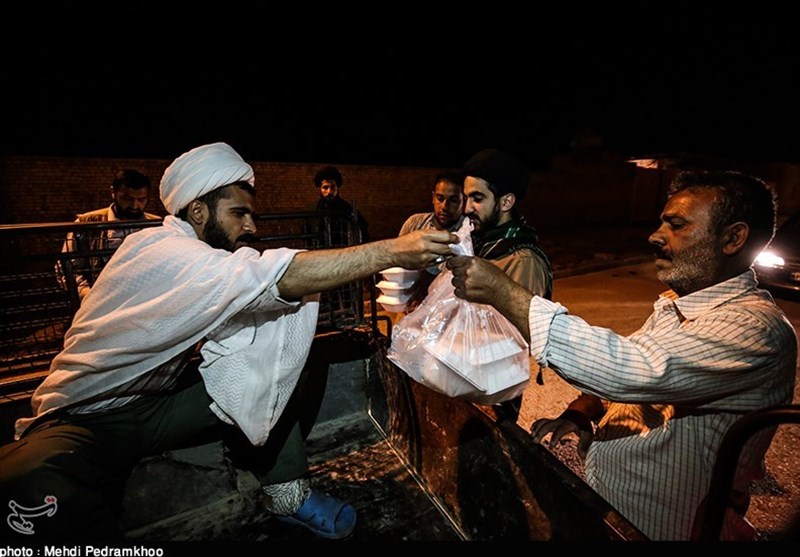 توزیع وعده‌های افطار و سحر در منطقه سیل‌زده «بامدژ» توسط گروه جهادی مدافع حرم + تصاویر