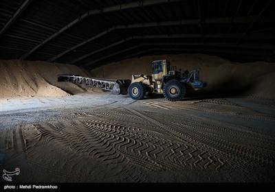 از سوی دیگر در همین بازه زمانی بیش از یک میلیون و ۲۰۰ هزار تن کالا از بندر امام خمینی(ره) توسط خودروهای سنگین خارج شده است