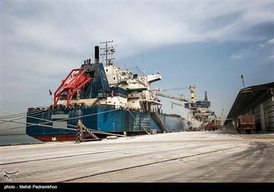 از سوی دیگر در همین بازه زمانی بیش از یک میلیون و ۲۰۰ هزار تن کالا از بندر امام خمینی(ره) توسط خودروهای سنگین خارج شده است