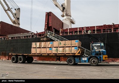 از سوی دیگر در همین بازه زمانی بیش از یک میلیون و ۲۰۰ هزار تن کالا از بندر امام خمینی(ره) توسط خودروهای سنگین خارج شده است