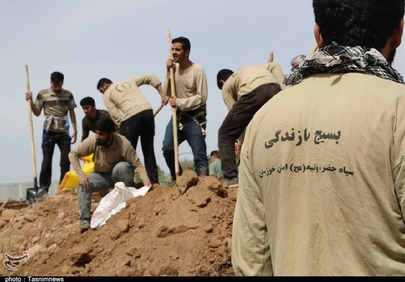 جلوه‌ای از کمک‌رسانی دانشجویان بسیجی خوزستان به سیل‌زدگان + تصاویر
