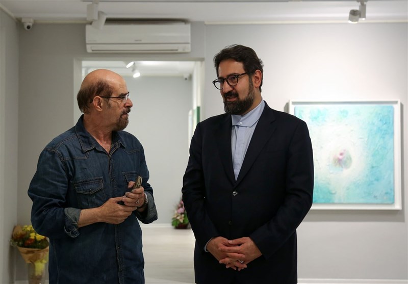 بازدید معاون هنری ارشاد از نمایشگاه نقاشی‌های حبیب‌الله صادقی