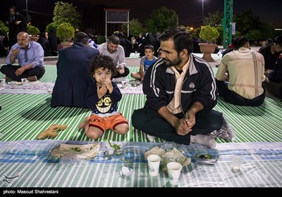 افطاری ساده در مزار شهدای گمنام دانشگاه امام حسین(ع)