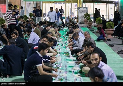 افطاری ساده در مزار شهدای گمنام دانشگاه امام حسین(ع)