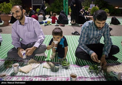 افطاری ساده در مزار شهدای گمنام دانشگاه امام حسین(ع)