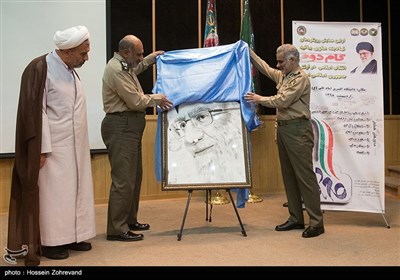 رونمایی از تمثال مقام معظم رهبری در اولین همایش رویکردهای نهادینه‌سازی بیانیه گام دوم انقلاب اسلامی در ارتش