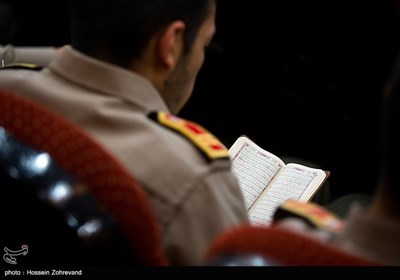 یکی از سربازان دانشگاه افسری امام علی (ع) در حال قرائت قرآن است