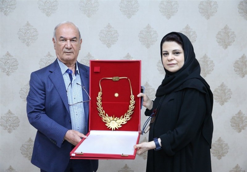 افشارزاده نشان ویژه شایستگی OCA را تقدیم موزه ملی ورزش کرد