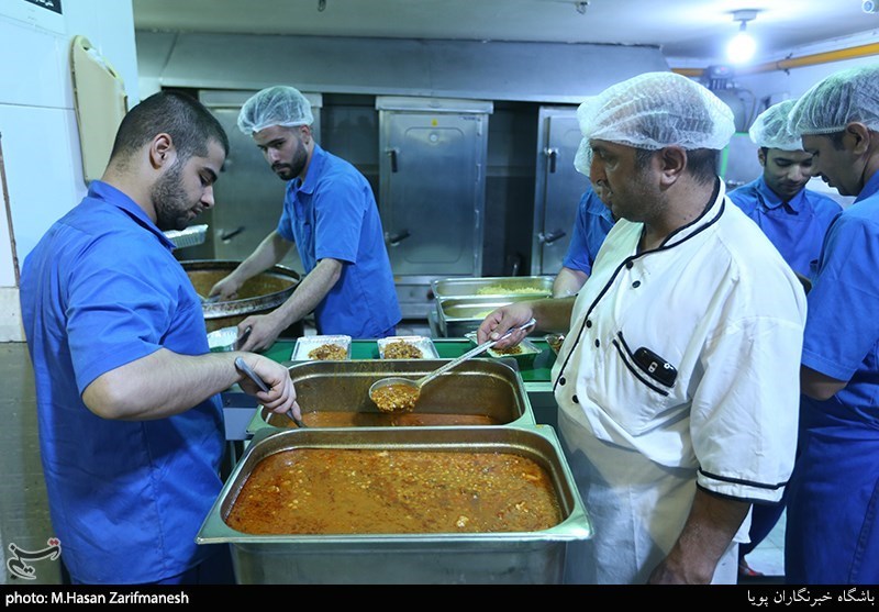توزیع 15 هزار وعده غذایی توسط آستان قدس در مناطق سیل‌زده سیستان