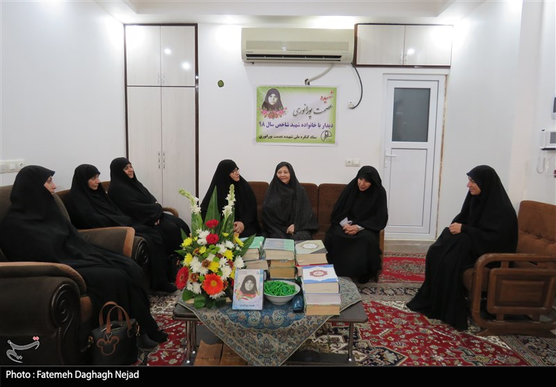 دیدار مسئول بسیج جامعه زنان سپاه خوزستان با خانواده شهیده «پورانوری» + تصویر