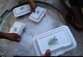 اهواز| اطعام سیل‌زدگان روستای شاکریه توسط گروه جهادی شهید احمدی روشن + تصویر