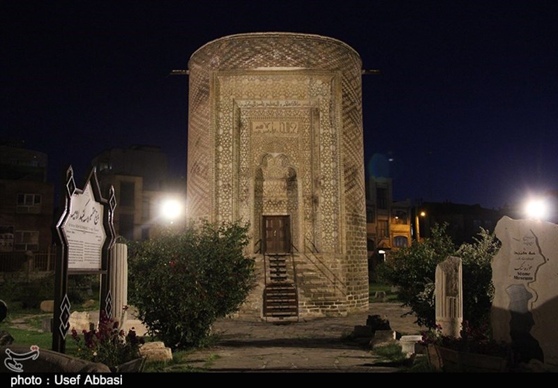 درخشش بنای تاریخی 900 ساله&quot;اوچ گونبز&quot;در شب‌های ارومیه به روایت تصویر