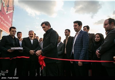  پیروز حناچی شهردار تهران در مراسم افتتاح نخستین جایگاه شارژ خودروهای برقی در برج میلاد 