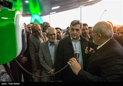  پیروز حناچی شهردار تهران در مراسم افتتاح نخستین جایگاه شارژ خودروهای برقی در برج میلاد 