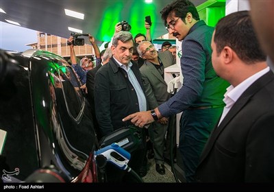  پیروز حناچی شهردار تهران در مراسم افتتاح نخستین جایگاه شارژ خودروهای برقی در برج میلاد