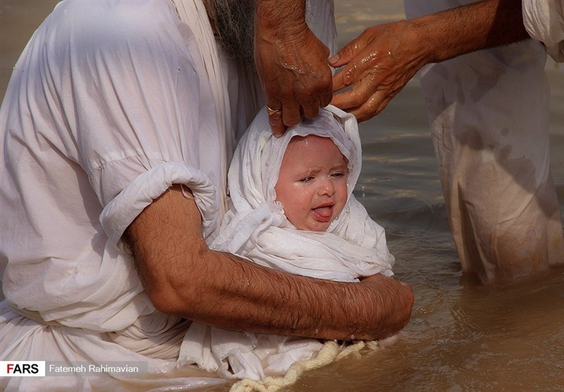 مراسم تعمید «مَنْدائیان» درساحل کارون