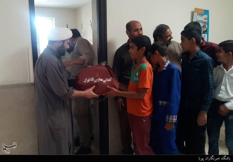 اقدام قابل تحسین دانش‌آموزان دبستانی برای کمک به کودکان سیل‌زده خوزستان