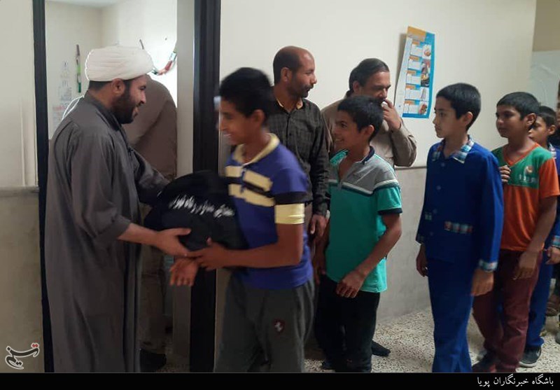 اقدام قابل تحسین دانش‌آموزان دبستانی برای کمک به کودکان سیل‌زده خوزستان