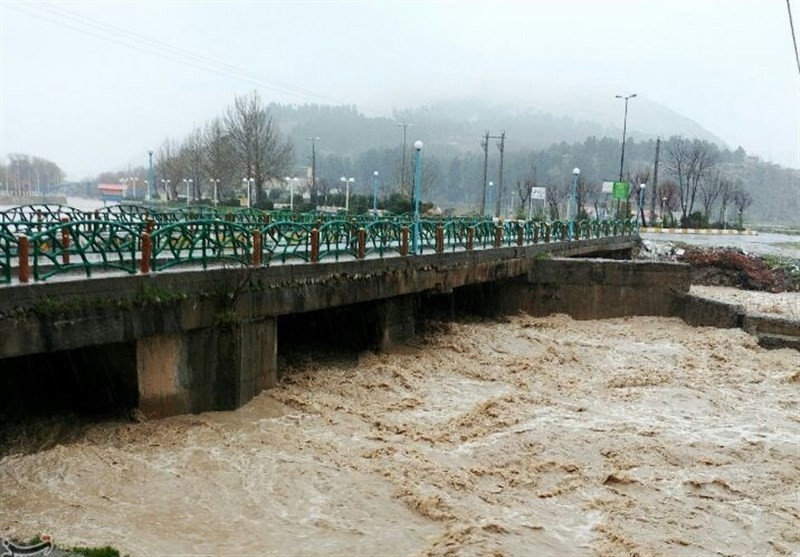 پل اصلی مسیر سیلاب در مرکز مهدی‌شهر دچار رانش شد