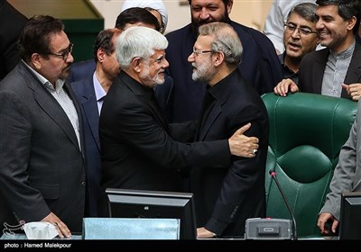 تبریک محمدرضا عارف به علی لاریجانی برای انتخاب مجدد به عنوان رئیس مجلس شورای اسلامی