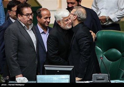 تبریک محمدرضا عارف به علی لاریجانی برای انتخاب مجدد به عنوان رئیس مجلس شورای اسلامی