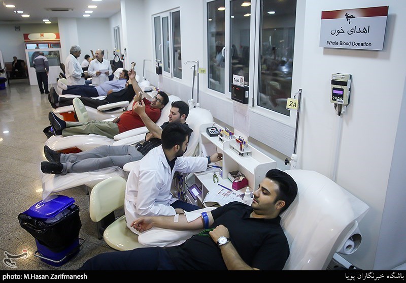 زاهدان| تشکیل صف برای اهدای خون به مجروحان حادثه خروج از ریل قطار