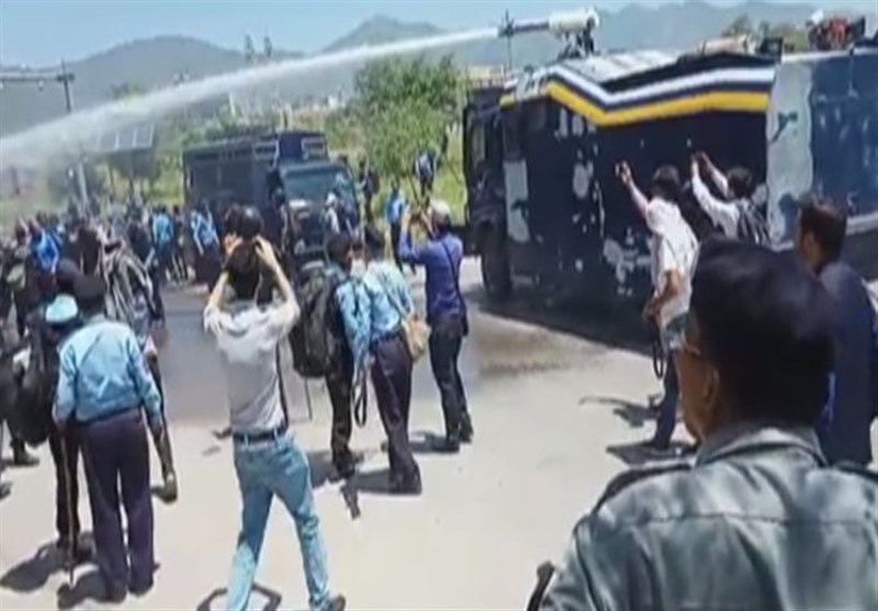 اعتراض طرفداران حزب مردم با حضور پلیس پاکستان به خشونت کشیده شد