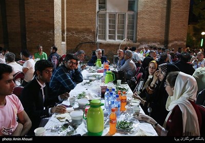 افطاری هنرمندان در حوزه هنری