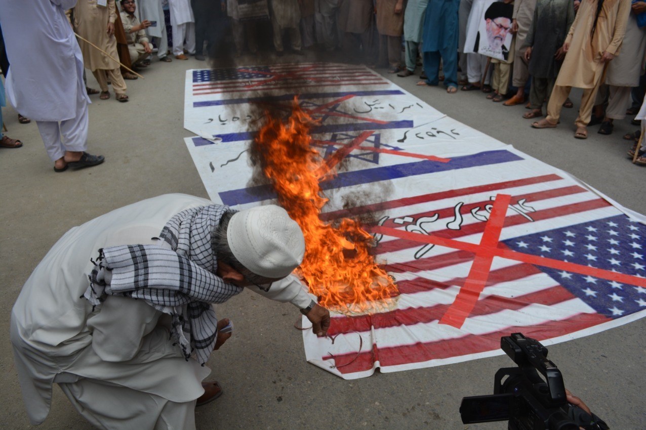 مسلمانان پاکستان دست در دست هم پرچم اسرائیل را به آتش کشیدند+تصاویر