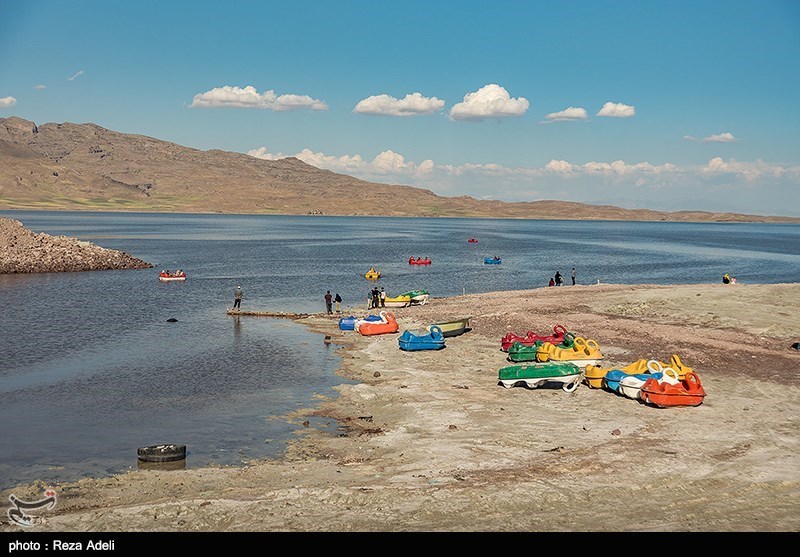 آب این دریاچه بسیار شور بوده و بیشتر از رودخانه‌های "زرینه‌رود"، "سیمینه‌رود"، "تلخه رود"، "گدار"، "باراندوز"، "شهرچای"، "نازلو" و "زولا" تغذیه می‌کند
